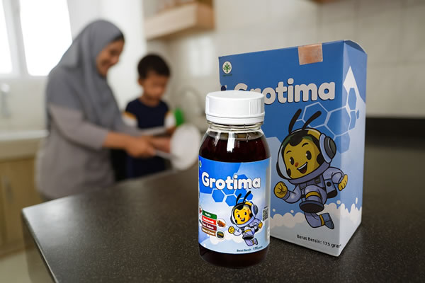 anak membantu ibu mecuci piring